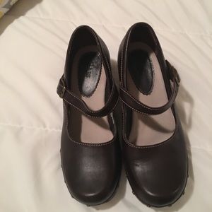 This is a Nice Pair of Bass Clogs.