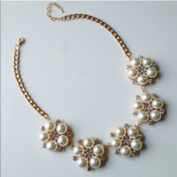 Winter Sale❗️Pearl Flower Necklace