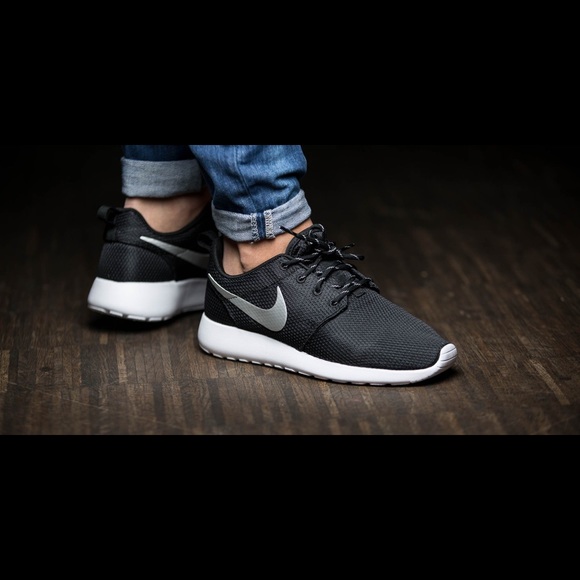 ❌SOLD❌Like-New Silver and Black Nike Roshe