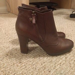 Zip-up ankle bootie