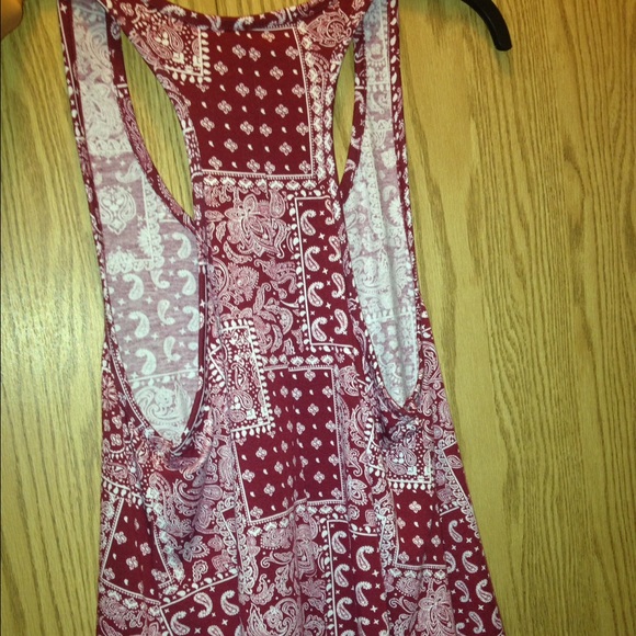 Red and white tank top - Picture 2 of 3