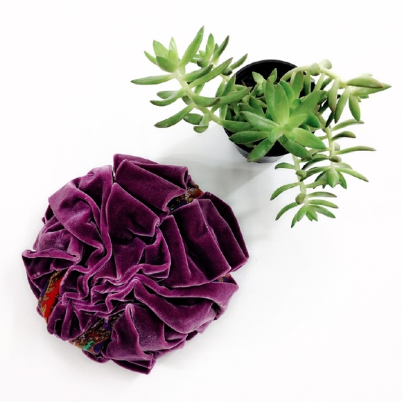 Vintage 1960s Amethyst Purple Paisley 3D Velvet Turban Tilt Hat - Picture 2 of 4