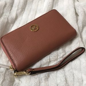 Brand NWT Antique Rose Lg Iphone Wallet/Wristlet