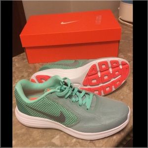Nike revolution 3 size 8