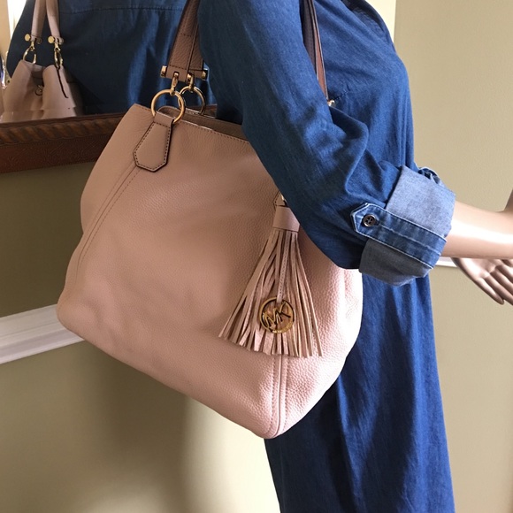 Michael Kors Handbags - Large leather grab  bag🛍💗 Great gift💞