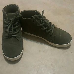 Green suede Toms