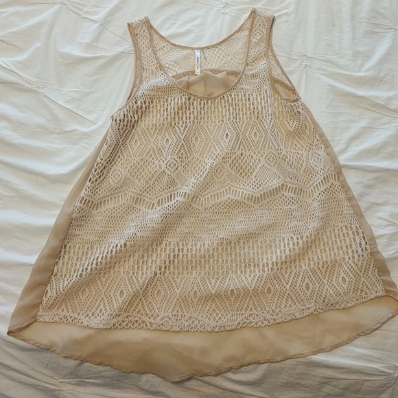 Textured layering tank