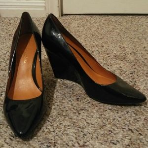 Pour la Victoire black patent wedge pump