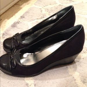 Black wedge heels with patent leather toe