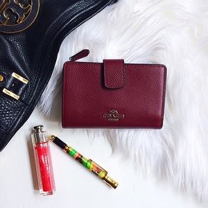 COACH | CROSS GRAINED CORNER ZIPPED WALLET