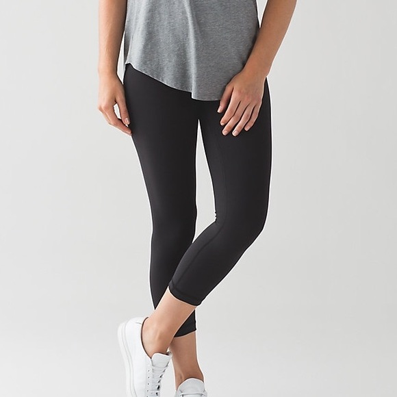 **SOLD** Lululemon Black Wunder Under Crop Size 4