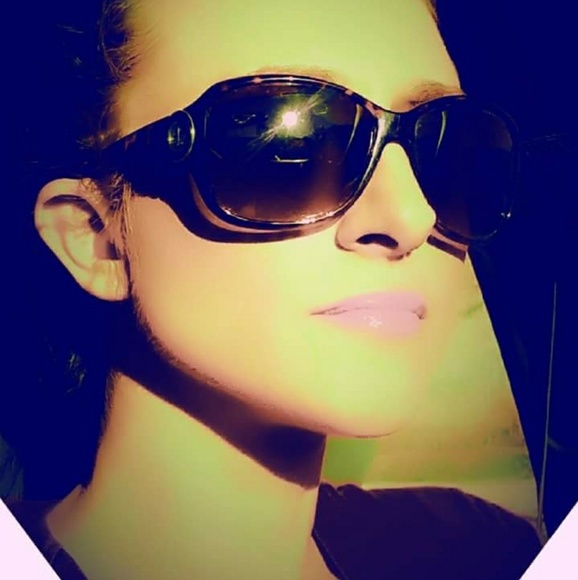 Meet your Posher, Jennifer - Picture 2 of 5