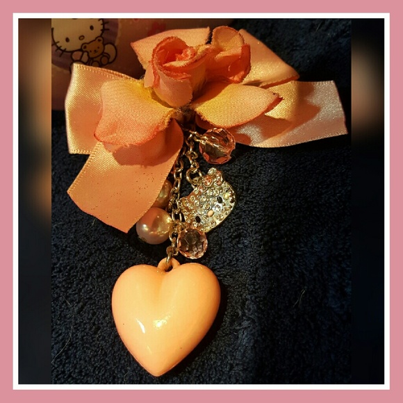 SENRIO HELLO KITTY PURSE CHARM ACCENTED WITH FAUX PEARLS, BEADS PINK HEART 4" L
