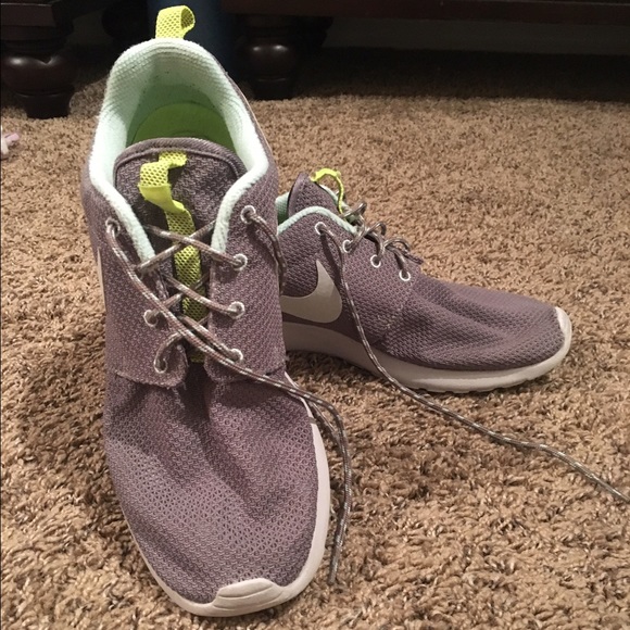 Nike Shoes - Nike Roshe One