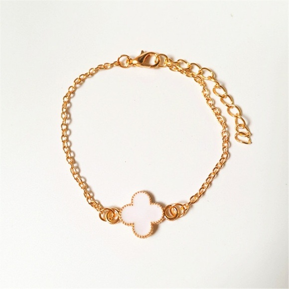 Jewelry - NWT Goldtone White Clover Dainty Bracelet