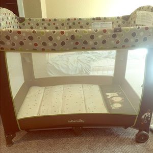 Inguenity pack and play/ play yard