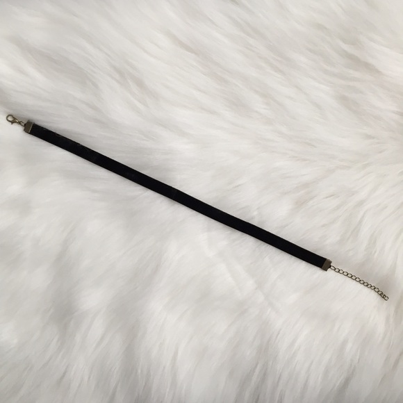 "Evie" Necklace || Black Faux-Velvet Choker - Picture 3 of 6