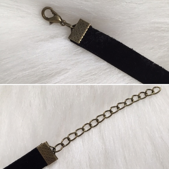 "Evie" Necklace || Black Faux-Velvet Choker - Picture 4 of 6