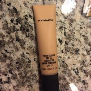 MAC Studio Sculpt Foundation shade:NC20