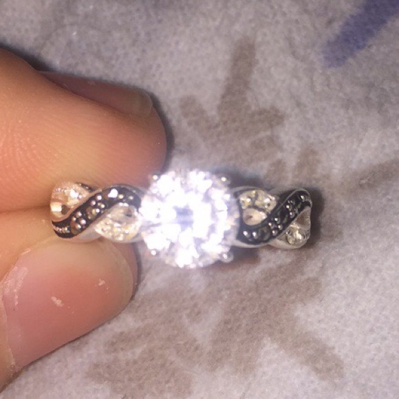 Diamond halocut whitegold solitaire engagementring
