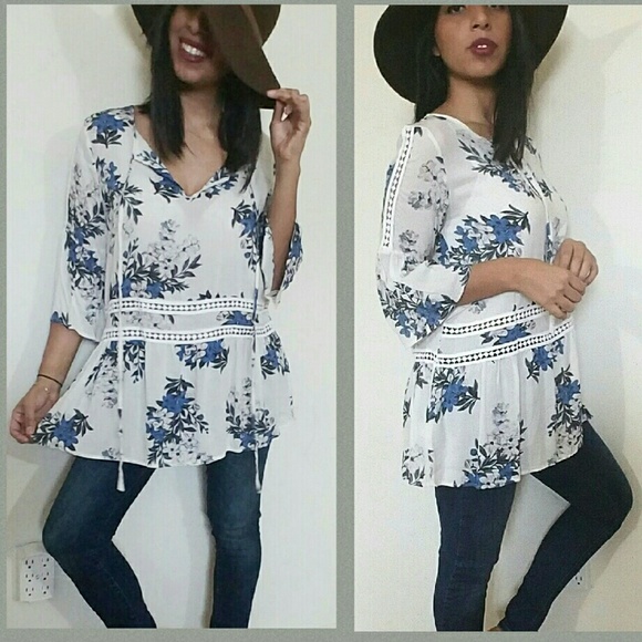 💕LAST ONE💕 CREAM BLUE FLORAL CROCHET  TUNIC TOP - Picture 2 of 3