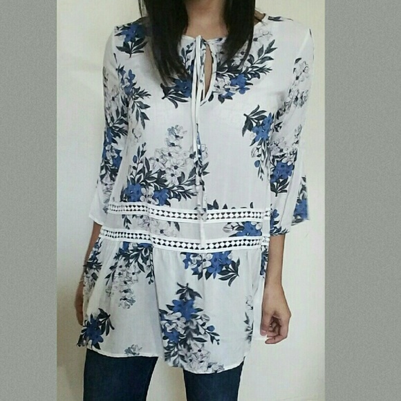 💕LAST ONE💕 CREAM BLUE FLORAL CROCHET  TUNIC TOP - Picture 3 of 3