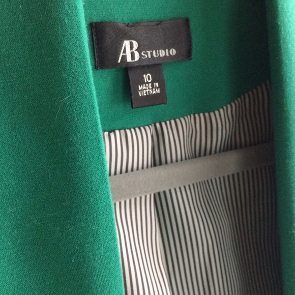 AB Studio Jackets & Coats - Cropped blazer🍀perfect for Spring AB Studio Jackets & Coats - Cropped blazer🍀perfect for Spring