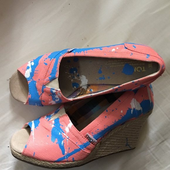 Size 6 coral pink Toms wedges