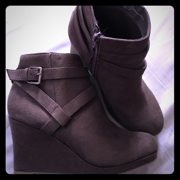 Size 6.5 Report brown wedges