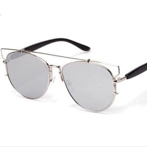 ✨NWT Wire Frame Mirrored Sunglasses✨