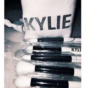 Kylie cosmetics Limited Edition Brush set Holiday