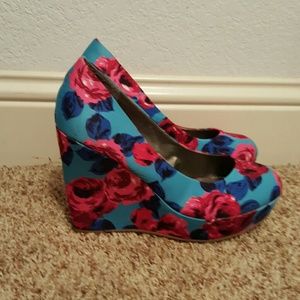 Madden Girl wedge