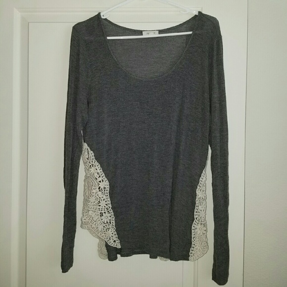 Stretchy long sleeve with lace detail