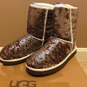 Classic short Uggs in brown/gold sequins