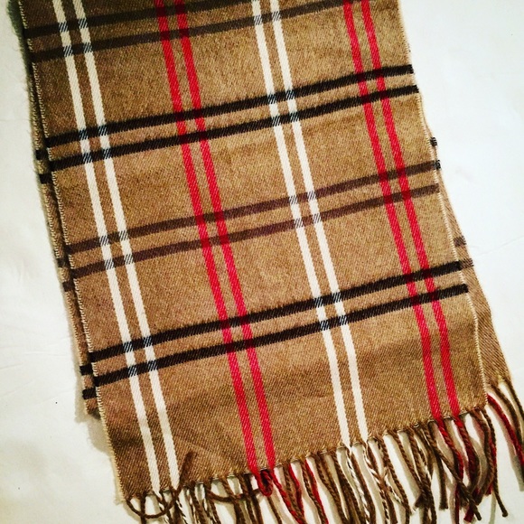 Classic pattern very soft scarf bought in boutique - Picture 2 of 4