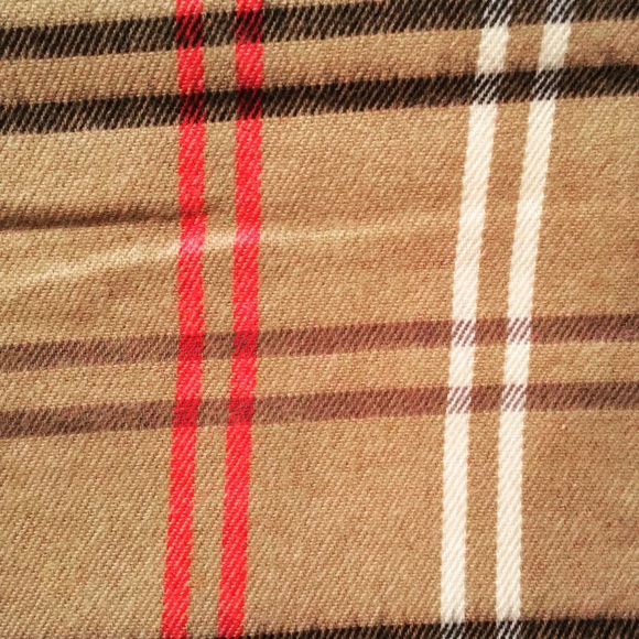 Classic pattern very soft scarf bought in boutique - Picture 3 of 4