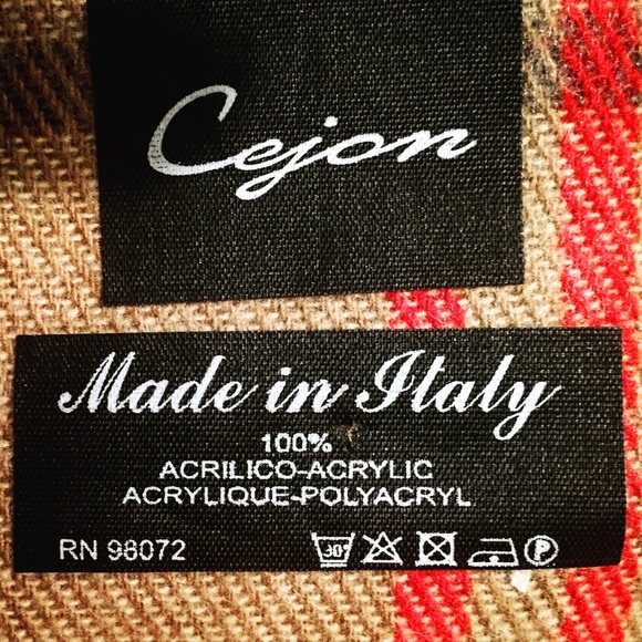 Classic pattern very soft scarf bought in boutique - Picture 4 of 4