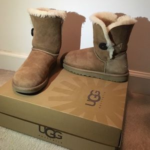 Bailey button Chesnut Uggs