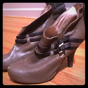 Brand new Faryl Robin Booties in 8.5