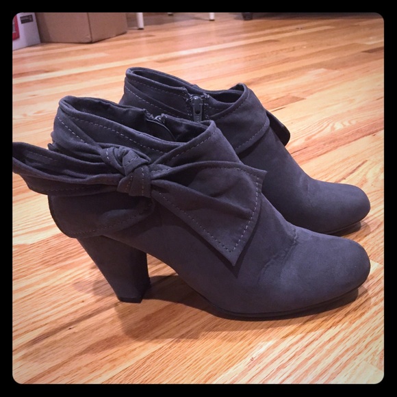 Adorable grey bow booties- 9.5
