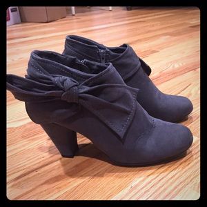 Adorable grey bow booties- 9.5