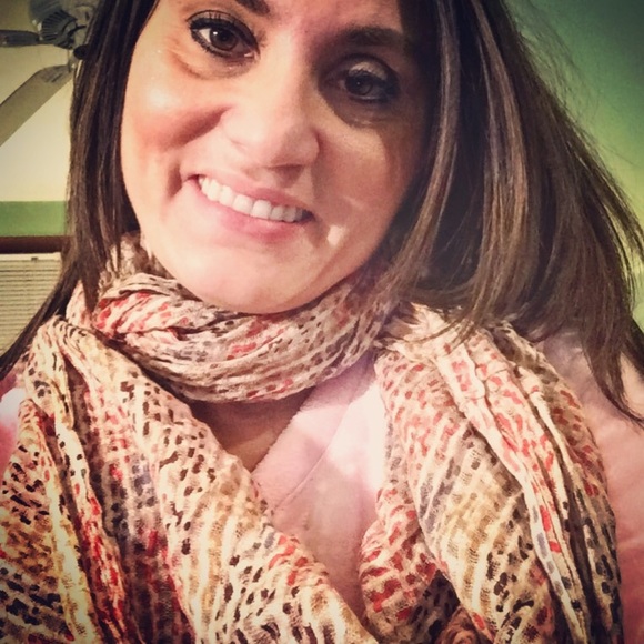 Urban Outfitters infinity scarf in unique pattern - Picture 2 of 4