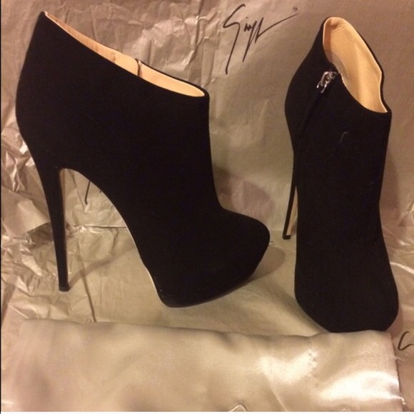 Gorgeous & stylish ankle booties Giuseppe Zanotti