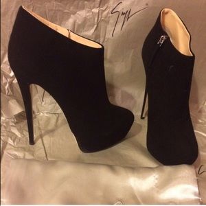 Gorgeous & stylish ankle booties Giuseppe Zanotti