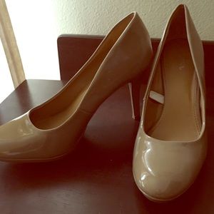 Nude pumps