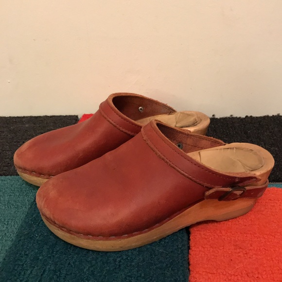 no 6 wedge clogs