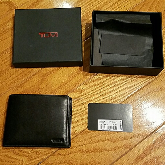 Tumi Delta coin wallet