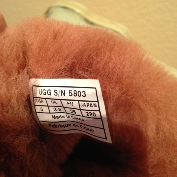 Authentic UGG Bailey Boots • Size 5 - Picture 4 of 4