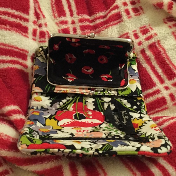 Beautiful gently used Vera Bradley wallet! - Picture 4 of 4