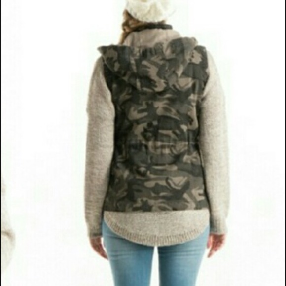 Camo Denim Zip Up Button Vest w Removable Hood! - Picture 4 of 4